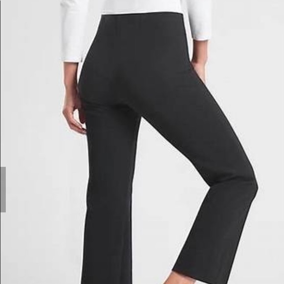 Athleta crop pants in excellent pre owned condition. - Picture 8 of 8